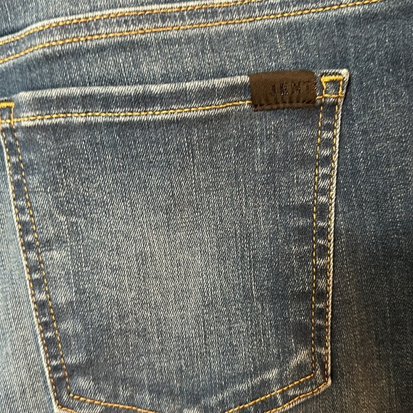 Jen 7 from 7 for All Mankind Mid-Roll - Picture 8 of 10